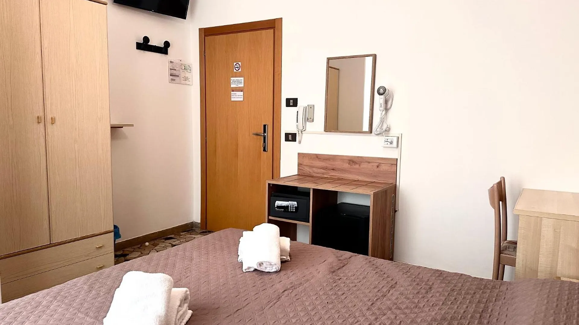 Hotel Edera Sottomarina 0*,  Italy
